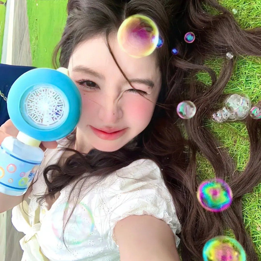 穿风信子蓝的少女 封面